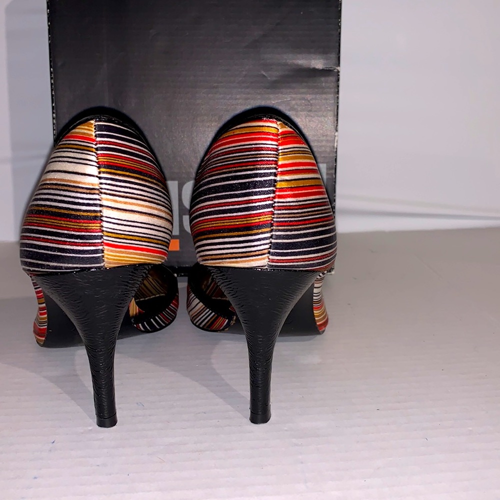 Unlisted Side Cutout Striped heals - Picture 4 of 13
